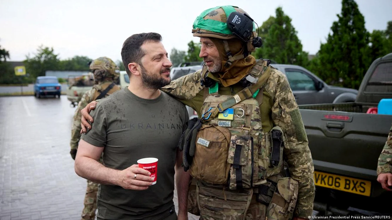 Preşedintele Volodimir Zelenski a vizitat recent trupele ucrainene pe frontul din Doneţk