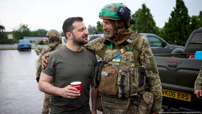 Preşedintele Volodimir Zelenski a vizitat recent trupele ucrainene pe frontul din Doneţk