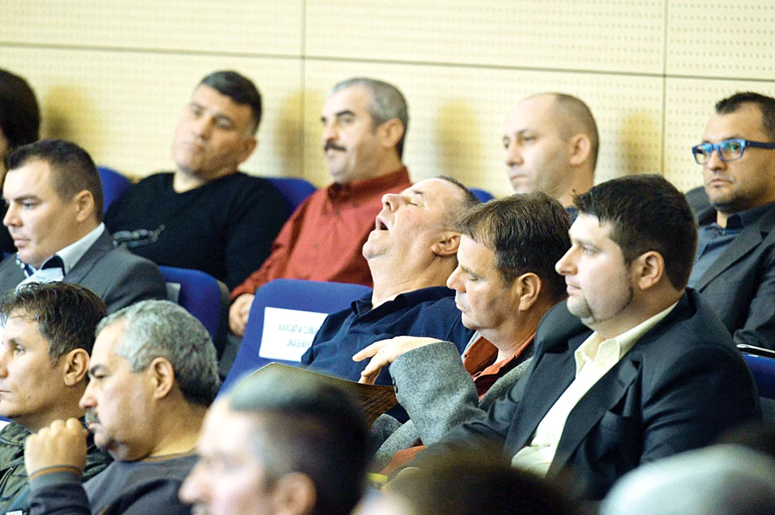 
    Aşa s-a participat la Adunarea FRFFoto: Mediafax  