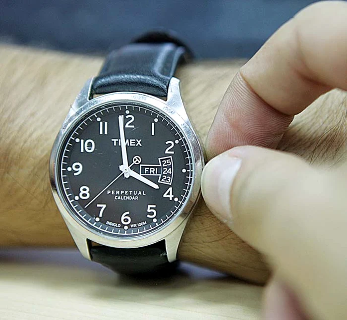 Ceasul se dă înapoi, astfel că ora 4.00 devine ora 3.00