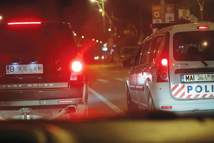 Pe traseu, Poliția îl ”urmărește”, dar merg și în paralel