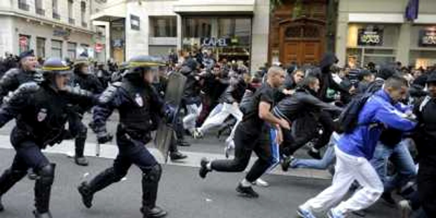 Trei manifestanţi au fost răniţi la picioare, unul de o lovitură cu bastonul şi ceilalţi doi de grenade cu bile de cauciuc FOTO broadsheet.ie