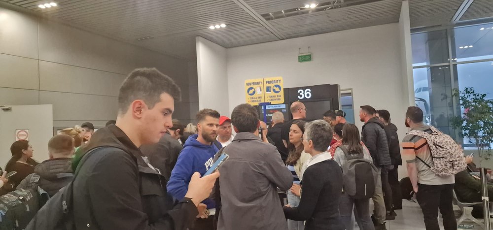O zi în aeroport: Zeci de pasageri ai unei curse Ryanair  București - Londra așteaptă de luni dimineață să decoleze