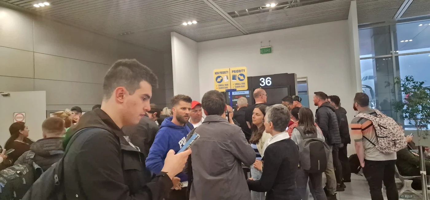 Călătorii au așteptat ore în șir pe Aeroportul Otopeni