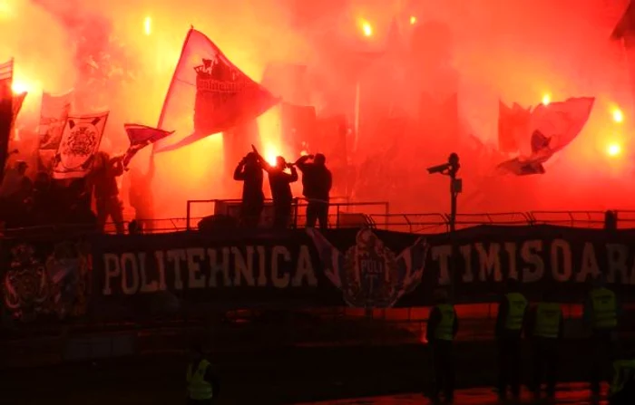 
    Fanii timişoreni din Peluza Sud  