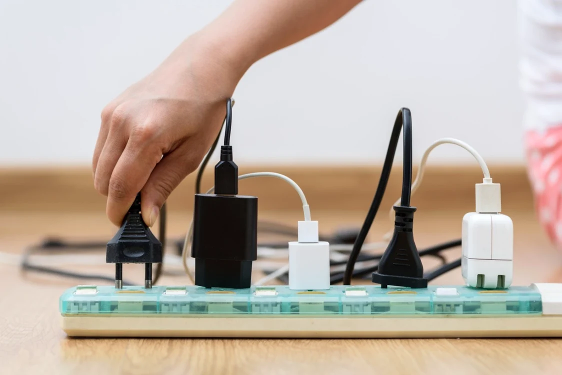 prelungitor electric stechere priza curent foto shutterstock