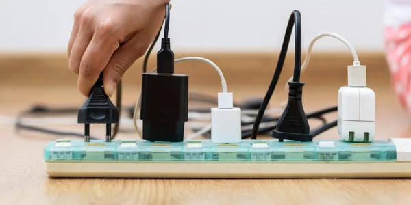 prelungitor electric stechere priza curent foto shutterstock