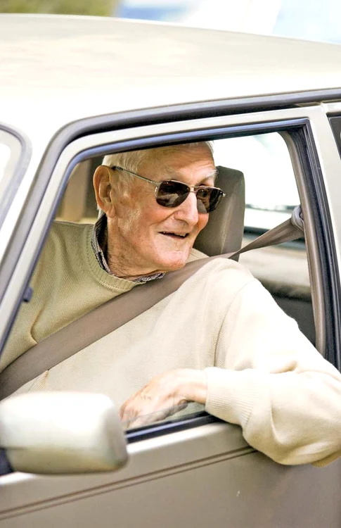 
    Un bătrânel din Băicoi a intrat pe DN1 şi a luat-o greşit spre Braşov.  Poliţiştii au reuşit să-l oprească şi au evitat o tragedieFoto: Rexfeatures  