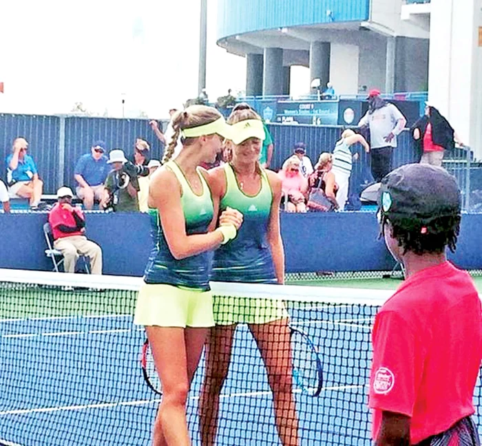 Mladenovic şi Hantuchova păreau surori gemene la finalul meciului direct