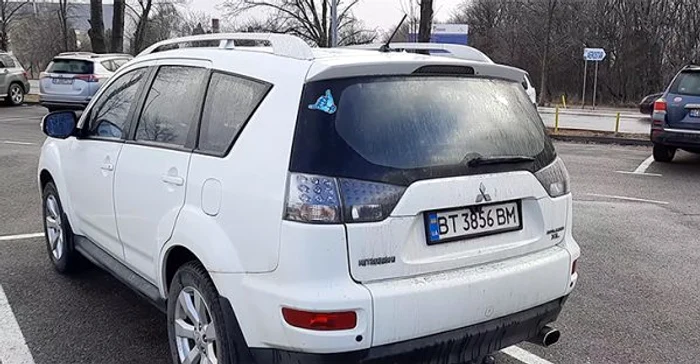 Una dintre mașinile abandonate de ucraineni în parcarea aeroportului. Foto: obiectivdesuceava.ro