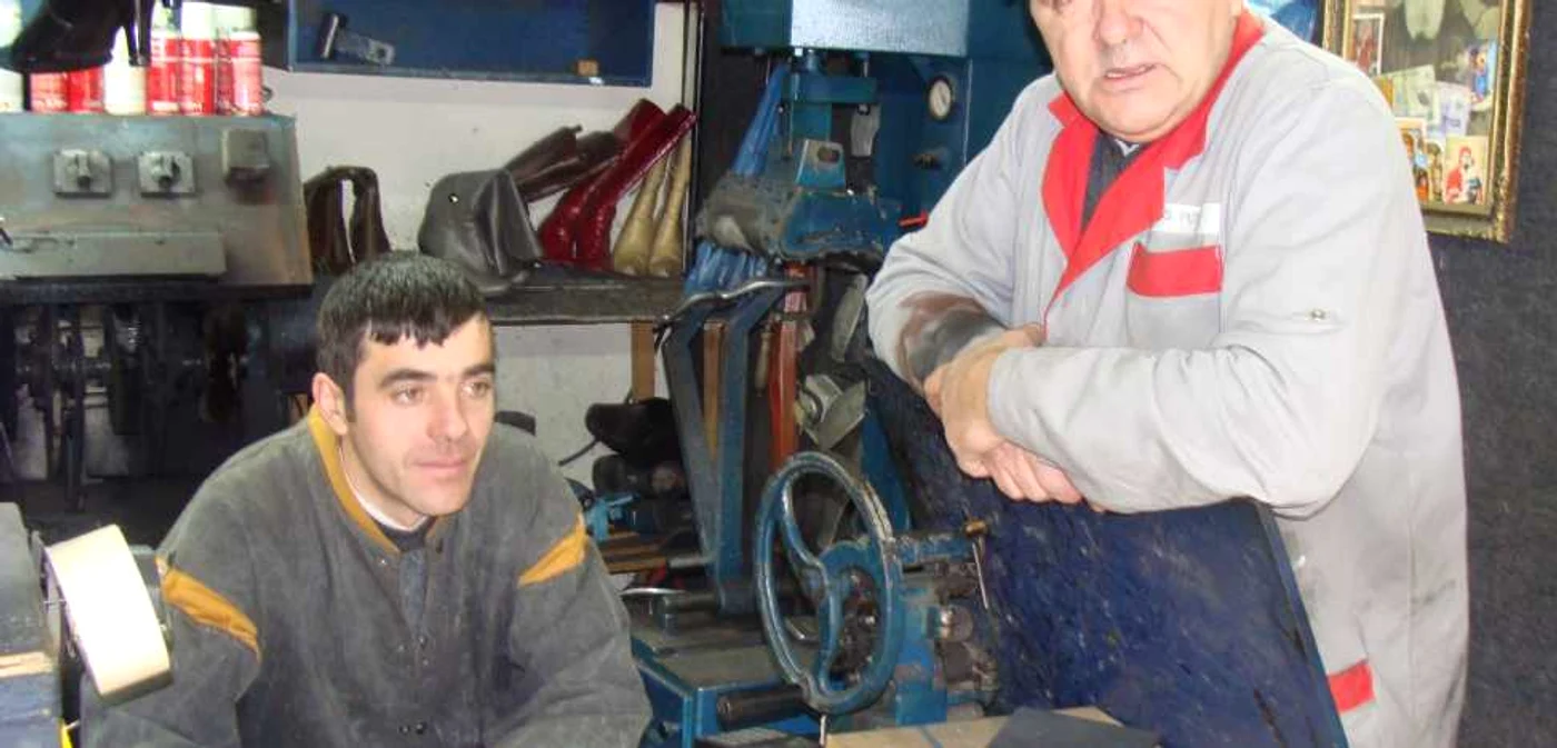 Cristian Secan şi angajatul său în aşteptarea clienţilor