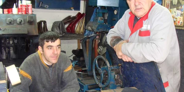 Cristian Secan şi angajatul său în aşteptarea clienţilor