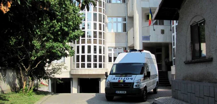 Afaceriştii au fost daţi pe mâna procurorilor