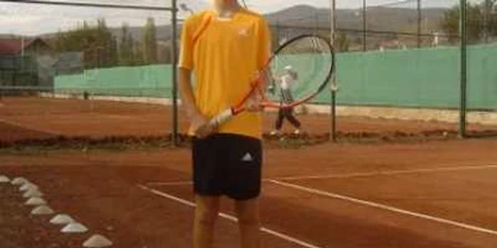 Alba Iulia: Portret. Tudor Turdean a dat dansul sportiv pe tenis de câmp