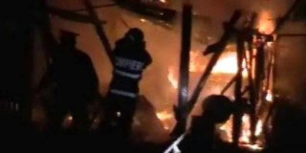 Echipajele de pompieri au stins incendiul cu şase autospeciale