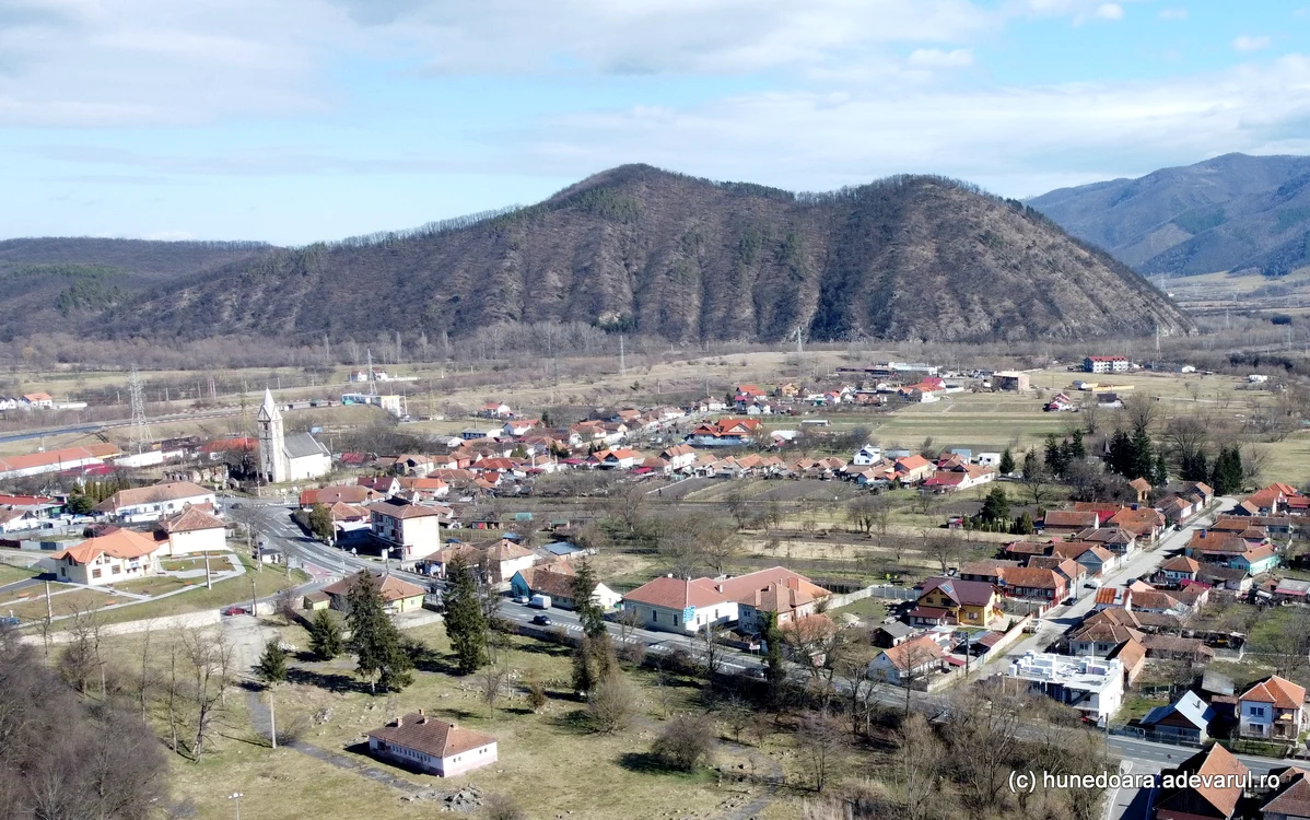 Dealul Orlea, lângă Sântamaria Orlea (în prim plan), Hațeg și Subcetate. Foto: Daniel Guță