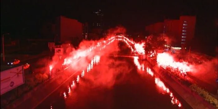 
    Fanii Rapidului au aprins torţe şi fumigeneFoto Click!  