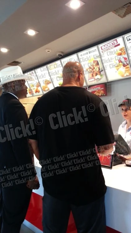 Bodyguarzii lui Akon i-au luat pui de la KFC