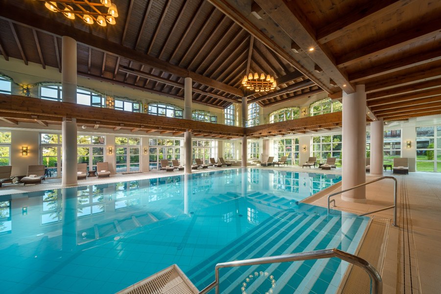 Cum să previi și să repari părul deteriorat de clorul din piscină