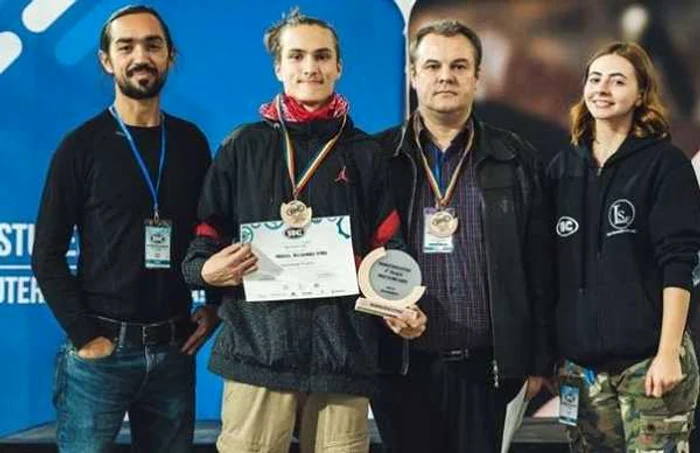 Marius Olaru şi tatăl sâu, după reuşita de la RoboChallenge. FOTO: Facebook