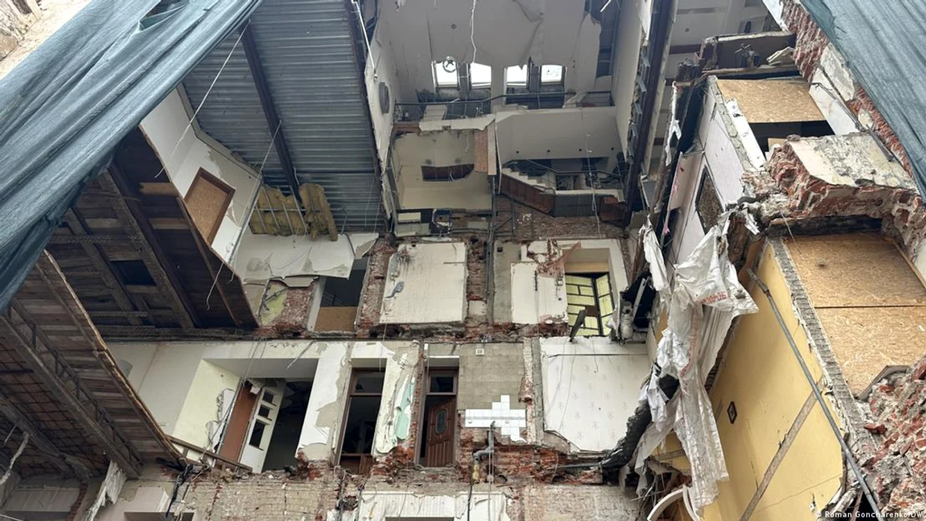 Bloc de locuințe distrus în centrul Harkovului