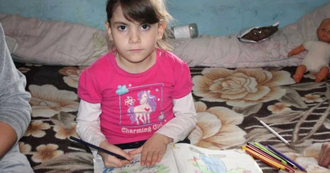 Denisa s-a născut cu picioarele întoarse la spate şi a suferit 15 operaţii 