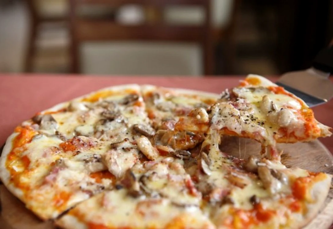 
    O rețetă de pizza, adaptată gusturilor româneșticlickpoftabuna.ro  