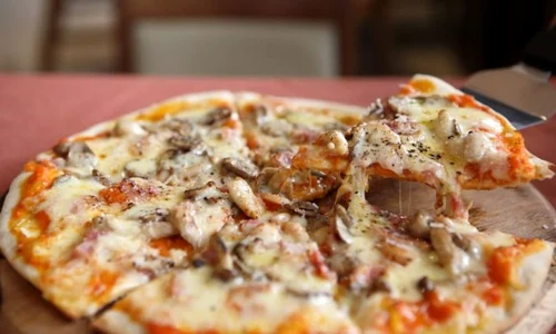 pizza cu ciuperci si afumatura 580x400 jpeg