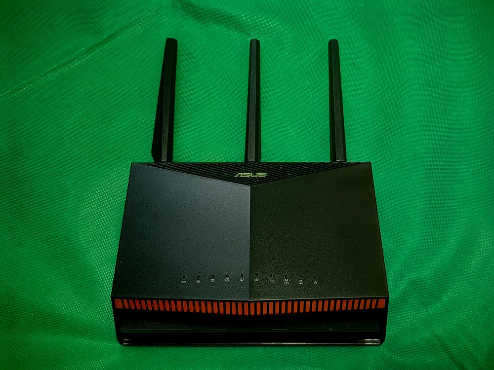 Router ASUS RT-AX86U Pro. FOTO Adrian Pogîngeanu