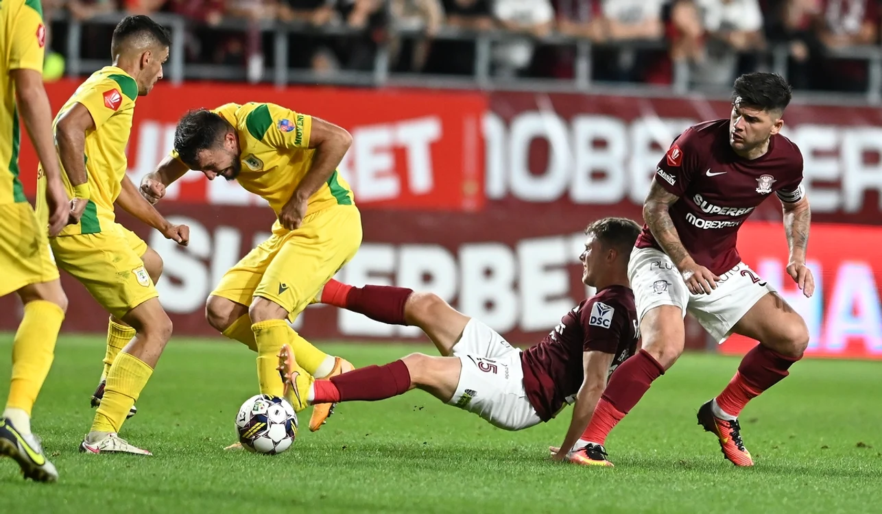 Cristian Săpunaru (dreapta) a contribuit la golul decisiv (FOTO: Sportpictures)