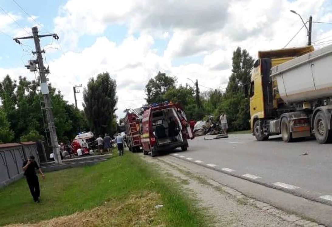 Circulaţia este oprită în zona în care s-a produs accidentul. FOTO Facebook