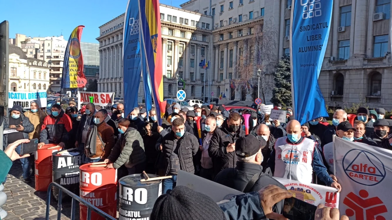 Aproximativ 100 de sindicalişti au protestat în faţa Ministerului Energiei FOTO: Sindicatul Aluministul