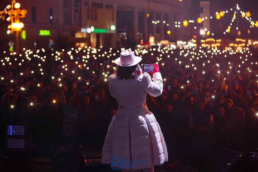 Orașul din România unde e iubită muzica sârbească. Peste 10.000 de oameni la concertul cu Neda Ukraden VIDEO FOTO