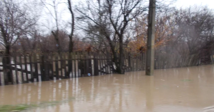 Apa a traversat zeci de curţi din judeţ noaptea trecută