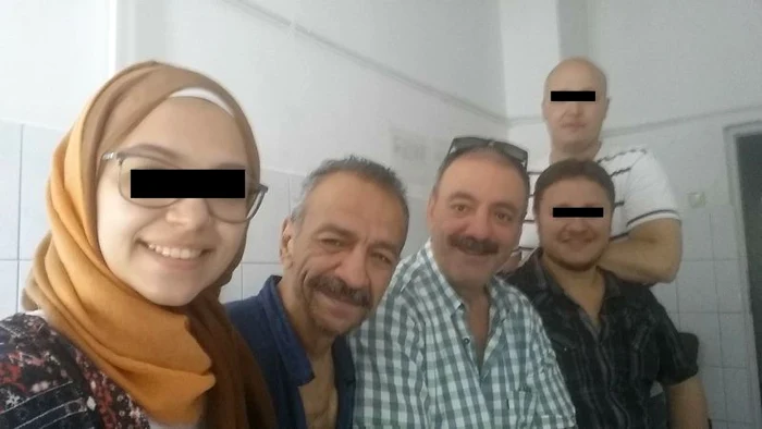 Fraţii Mohammad Abu Baker şi Abu Baker Baker (în cămaşă cu pătrăţele) în 2017, când primul încerca să depăşească problemele de sănătate