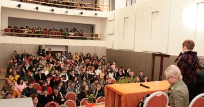 Liceenii vor fi instruiţi atât prin campanii de informare, cât şi prin activităţi practice