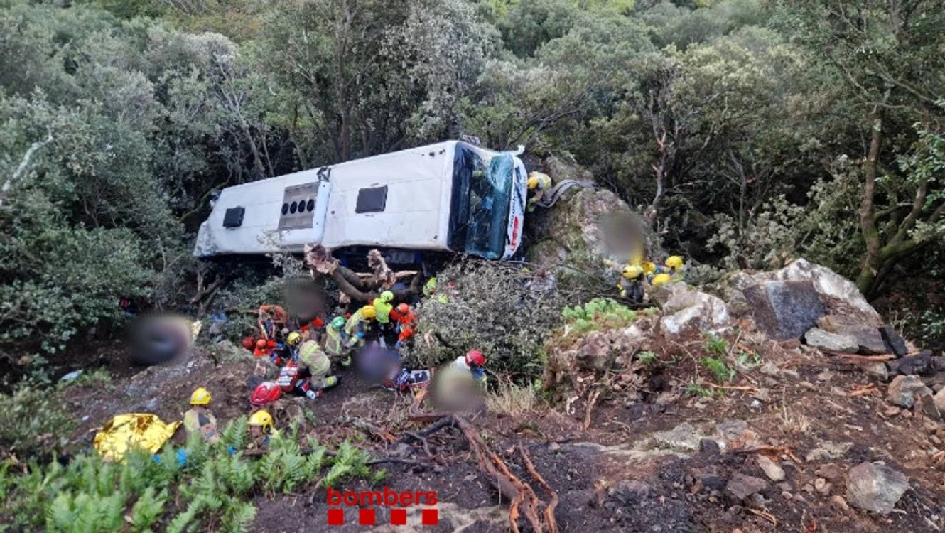 Accident grav lângă Barcelona: Un autocar cu peste 100 de pasageri a căzut într-o prăpastie.