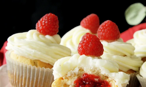 1 briose cu fructe de padure si ciocolata alba png png