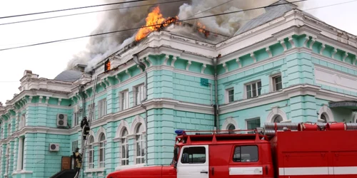 Chirurgii au finalizat cu succes o operaţie pe cord deschis în timp ce spitalul era cuprins de flăcări FOTO via Moscow Times