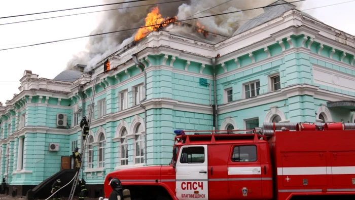 Chirurgii au finalizat cu succes o operaţie pe cord deschis în timp ce spitalul era cuprins de flăcări FOTO via Moscow Times