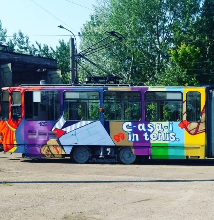 Tramvai din Ploieşti personalizat prin tehnica graffitti FOTO Primăria Ploieşti