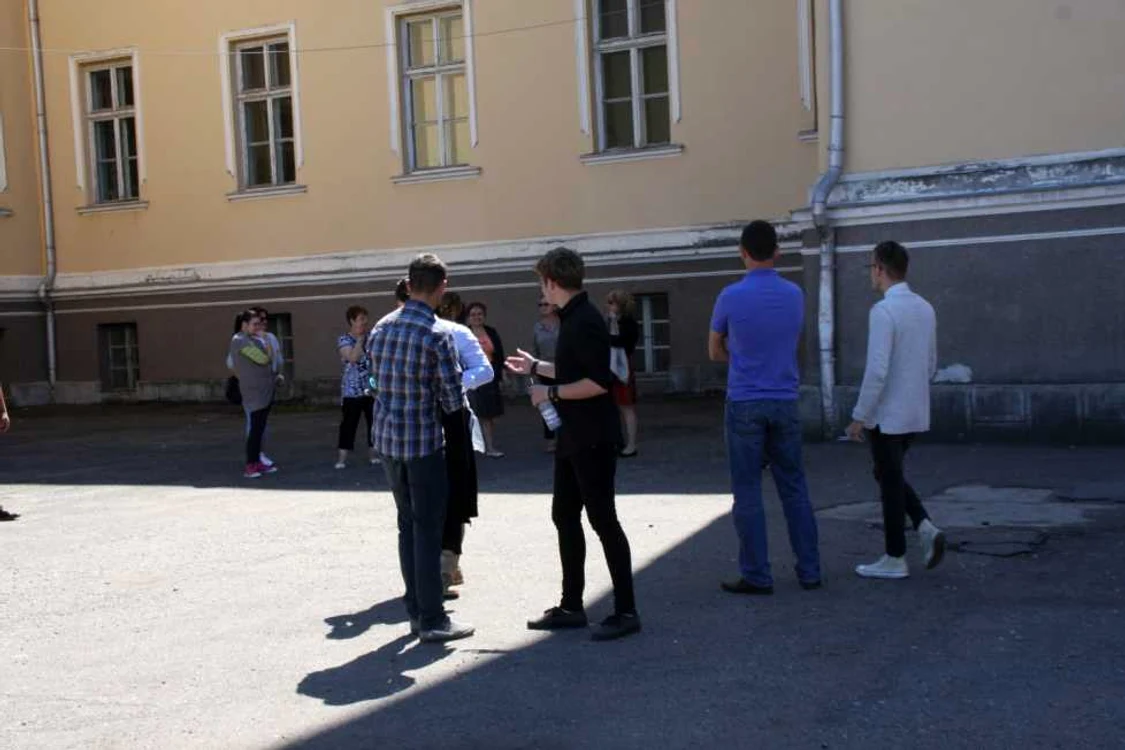 Subiectele au fost dezbătute şi rezolvate de părinţi şi absolvenţi chiar în curtea şcolii FOTO: Bianca Sara