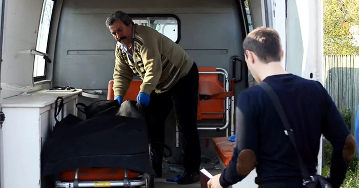 Cadavrul bărbatului a fost transportat la Morga Buzău, pentru necropsie FOTO: Iulian Bunilă