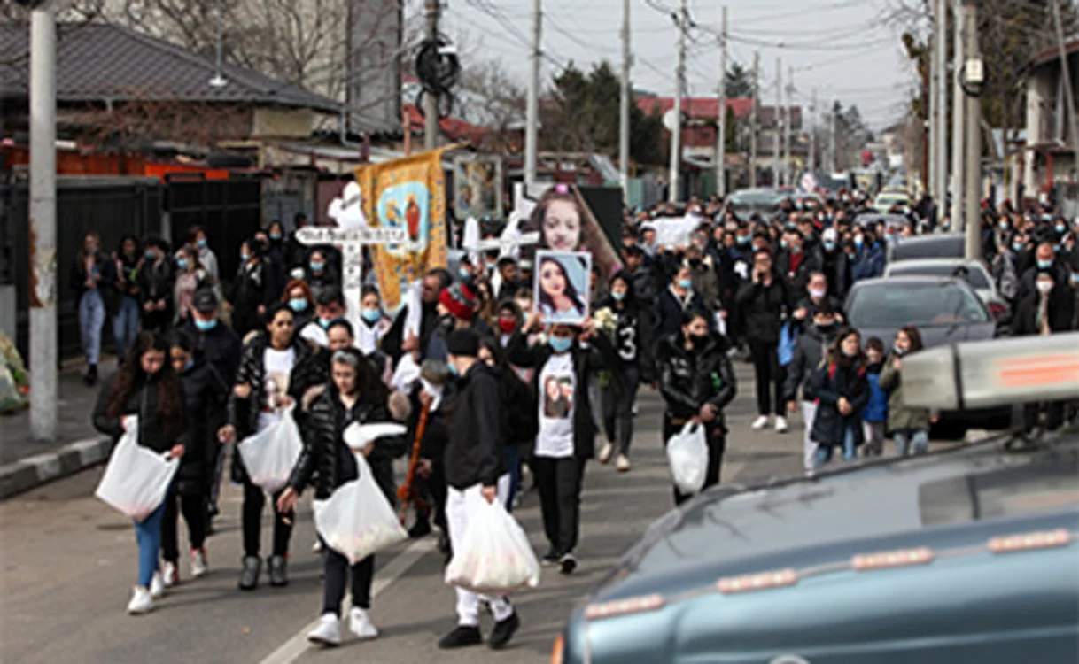 
    Mulți locuitori ai cartierului bucureștean Andronache au ținut să-și ia rămas bun de la fete  
