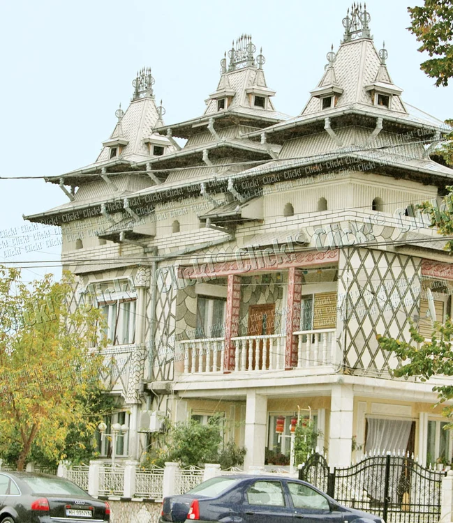 Dacă vrei să te vadă lumea, e musai să  ai vilă la stradă... şi cât mai înaltă