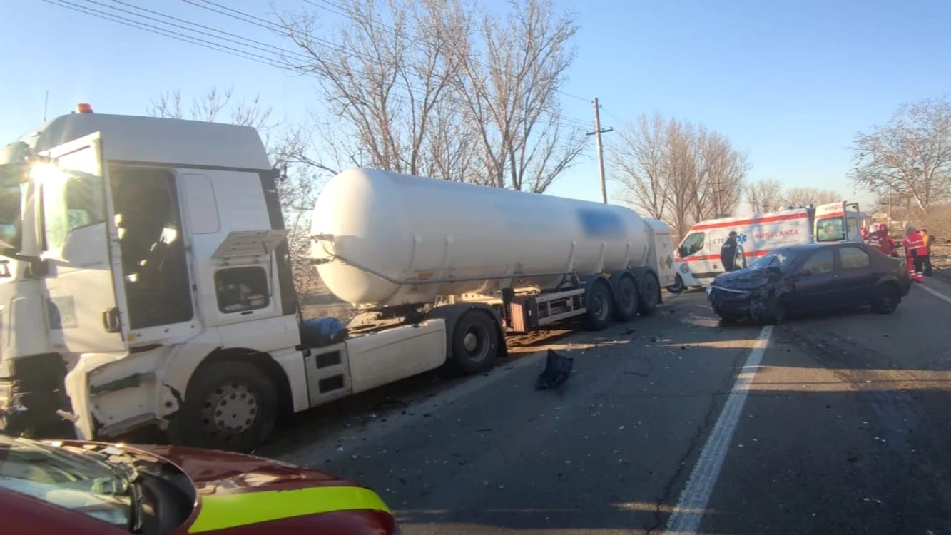 Trei autovehicule sunt implicate în incidentul rutier FOTO: martor