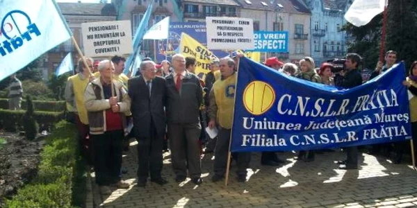 A venit rândul sindicaliştilor să picheteze Prefectura Mureş