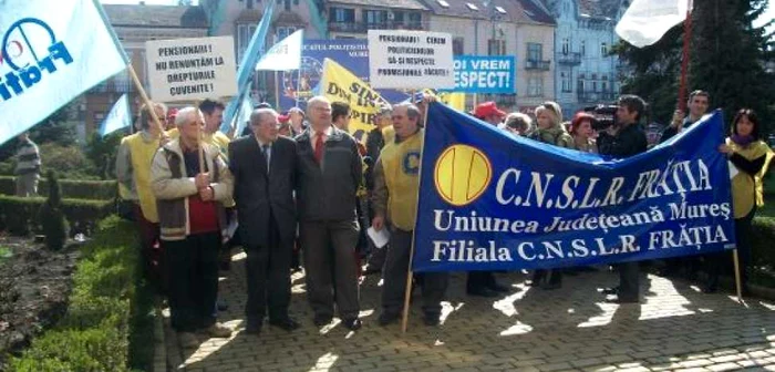 A venit rândul sindicaliştilor să picheteze Prefectura Mureş