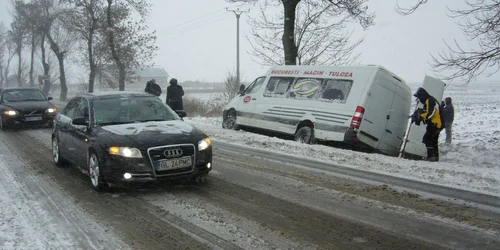 Circulaţia este îngreunată de ninsoare