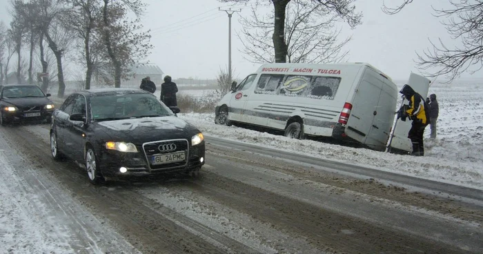 Circulaţia este îngreunată de ninsoare